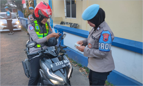 Seksi Propam Polres Purbalingga memeriksa kelengkapan surat dan kondisi fisik kendaraan anggota Satlantas Polres Purbalingga, Rabu 12 Februari 2025.