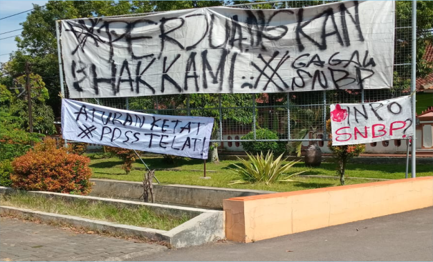 Sebanyak 140 siswa SMA Negeri Bukateja Kabupaten Purbalingga yang memenuhi syarat (eligible) menggelar aksi protes di lingkungan sekolahan yang berada di jalan Purwandaru, Rabu 5 Februari 2025.
