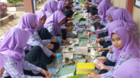 Sebanyak 298 siswa dari kelas 7 hingga 9 beserta para guru dan karyawan mengikuti kenduri nyadran sebelum memasuki bulan Ramadan, di sekolah setempat, Rabu 26 Februari 2025. Foto: tabloidelemen.com_Yoga Tri Cahyono Sebanyak 298 siswa dari kelas 7 hingga 9 beserta para guru dan karyawan mengikuti kenduri nyadran sebelum memasuki bulan Ramadan, di sekolah setempat, Rabu 26 Februari 2025. Foto: tabloidelemen.com_Yoga Tri Cahyono