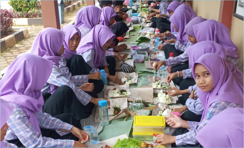 Sebanyak 298 siswa dari kelas 7 hingga 9 beserta para guru dan karyawan mengikuti kenduri nyadran sebelum memasuki bulan Ramadan, di sekolah setempat, Rabu 26 Februari 2025. Foto: tabloidelemen.com_Yoga Tri Cahyono Sebanyak 298 siswa dari kelas 7 hingga 9 beserta para guru dan karyawan mengikuti kenduri nyadran sebelum memasuki bulan Ramadan, di sekolah setempat, Rabu 26 Februari 2025. Foto: tabloidelemen.com_Yoga Tri Cahyono