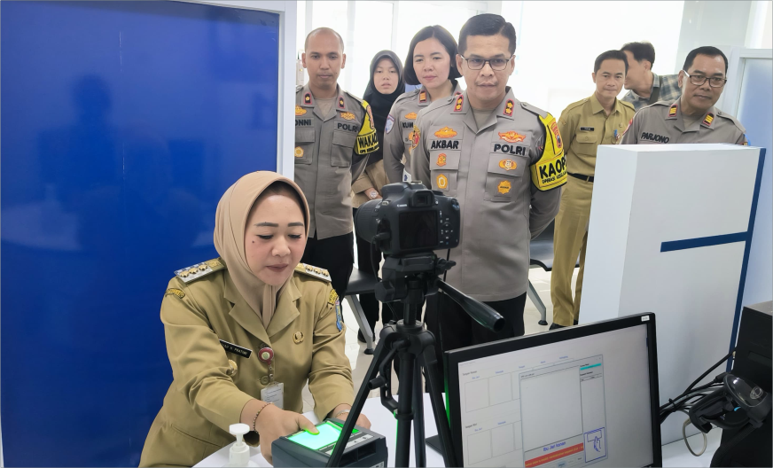 Bupati Purbalingga, Dyah Hayuning Pratiwi dan Kapolres Purbalingga AKBP Achmad Akbar melihat dari dekat pelayanan Sinergitas Satuan Penyelenggara Administrasi SIM usai Tasyakuran Operasionalisasi Satpas Prototipe Polres Purbalingga, Senin 10 Februari 2025. Bupati Purbalingga, Dyah Hayuning Pratiwi dan Kapolres Purbalingga AKBP Achmad Akbar melihat dari dekat pelayanan Sinergitas Satuan Penyelenggara Administrasi SIM usai Tasyakuran Operasionalisasi Satpas Prototipe Polres Purbalingga, Senin 10 Februari 2025.