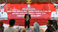 Sekretaris Daerah Kabupaten Purbalingga, Herni Sulasti saat pelepasan Bupati Dyah Hayuning Pratiwi (Tiwi) dan Wakil Bupati Purbalingga Sudono (Dono), Senin 17 Februari 2025 malam. Sekretaris Daerah Kabupaten Purbalingga, Herni Sulasti saat pelepasan Bupati Dyah Hayuning Pratiwi (Tiwi) dan Wakil Bupati Purbalingga Sudono (Dono), Senin 17 Februari 2025 malam.