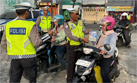 Kanit Kamsel Satlantas, Iptu Agung Nugroho saat penerangan keliling tertib lalu lintas di pabrik bulu mata PT Indokores dalam rangka Operasi Keselamatan Candi 2025, Rabu 12 Februari 2025