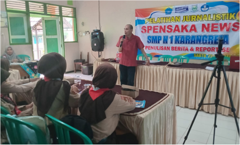 Tarnowo wartawan Satelit TV saat memberikan materi pendidikan jurnalistik untuk 60 orang siswa kelas 7 dan 8, di sekolahan setempat, Sabtu, 22 Februari 2025.