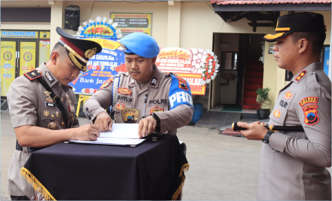 Kompol Agus Amjat resmi menjabat Wakapolres Purbalingga menggantikan Kompol Donni Krestanto. Sertijab berlangsung di Mapolres Purbalingga, Jumat 28 Februari 2025. Kompol Agus Amjat resmi menjabat Wakapolres Purbalingga menggantikan Kompol Donni Krestanto. Sertijab berlangsung di Mapolres Purbalingga, Jumat 28 Februari 2025.