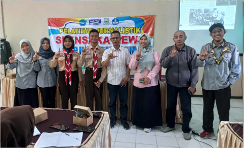 Kepala SMP Negeri 1 Karangreja, Trikanti Sulistyaningsih (berdiri keenam dari kiri) bersama narasumber usai pelaksanaan pendidikan jurnalistik untuk 60 orang siswa kelas 7 dan 8, di sekolahan setempat, Sabtu, 22 Februari 2025.