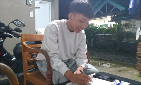 Dimas Yusuf Abimanyu menggambar Manga di rumahnya yang berada di Perum Abdi  Negara, Jalan Abimanyu 5, RT 11 RW 04 Desa Bojanegara Kecamatan Padamara