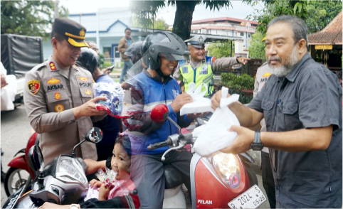 Polres Purbalingga menyelenggarakan acara berbagi takjil dan buka puasa bersama dengan awak media, Kamis 13 Maret 2025 sore. Polres Purbalingga menyelenggarakan acara berbagi takjil dan buka puasa bersama dengan awak media, Kamis 13 Maret 2025 sore.