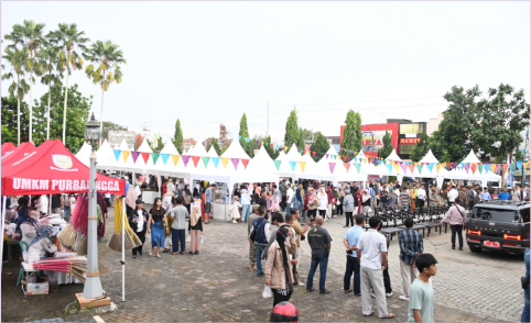 Sebanyak 200 pelaku UMKM di Kabupaten Purbalingga mengikuti Bazar Ramadan di taman Kota Usman Janatin Purbalingga. Sebanyak 200 pelaku UMKM di Kabupaten Purbalingga mengikuti Bazar Ramadan di taman Kota Usman Janatin Purbalingga.