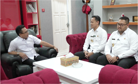 Bupati Purbalingga, Fahmi Muhammad Hanif (Fahmi) dan Wakil Bupati Dimas Prasetyahani (Dimas), bersilaturahmi ke Ketua DPRD Purbalingga, HR. Bambang Irawan, Rabu 05 Maret 2025).
