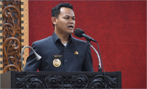 Bupati Purbalingga Fahmi Muhammad Hanif menjabarkan visi misi dan program unggulannya untuk pemerintahan 5 tahun, saat rapat paripurna DPRD, di ruang rapat DPRD, Senin 3 Maret 2025. Bupati Purbalingga Fahmi Muhammad Hanif menjabarkan visi misi dan program unggulannya untuk pemerintahan 5 tahun, saat rapat paripurna DPRD, di ruang rapat DPRD, Senin 3 Maret 2025.