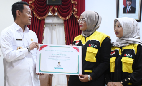 Bupati Purbalingga, Fahmi Muhammad Hanif menyalurkan sepenuhnya penerimaan gaji dan tunjangan sebagai Bupati untuk kelompok/komunitas yang membutuhkan, di Pendopo Dipokusumo, Jum'at 7 Maret 2025.