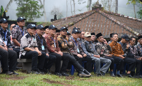 Lurah dan Kades se Kabupaten Purbalingga mengikuti Retreat Pemkab Purbalingga, di Goa Lawa Purbalingga (Golaga), Minggu 16 Maret 2025.