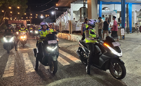 Kapolres Purbalingga AKBP Achmad Akbar memimpin patroli menggunakan sepeda motor untuk memantau situasi wilayah Kabupaten PurbaIingga menjelang Idulfitri. Kapolres Purbalingga AKBP Achmad Akbar memimpin patroli menggunakan sepeda motor untuk memantau situasi wilayah Kabupaten PurbaIingga menjelang Idulfitri.