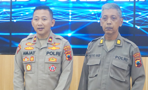 Wakapolres Purbalingga Kompol Agus Amjat Purnomo bersama Kasie Humas AKP Setyo Hadi dalam konferensi pers di Aula Wicaksana Laghawa Mapolres Purbalingga, Senin 17 Maret 2025.