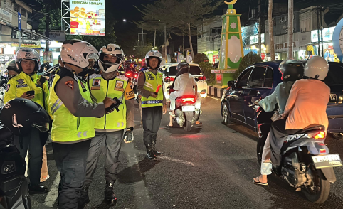 Satlantas Polres Purbalingga memperkirakan puncak arus mudik di wilayah Purbalingga telah terjadi pada Jumat 28 Maret 2025 malam atau H-2 Lebaran. Satlantas Polres Purbalingga memperkirakan puncak arus mudik di wilayah Purbalingga telah terjadi pada Jumat 28 Maret 2025 malam atau H-2 Lebaran.