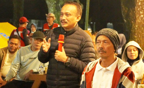 Kepala Dinas Pendidikan dan Kebudayaan (Dindikbud) Purbalingga, Tri Gunawan Setyadi saat malam keakraban (makrab) di Goa Lawa Purbalingga (Golaga),  Sabtu 15 Maret 2025.