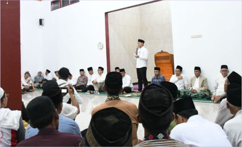Bupati Purbalingga Fahmi Muhammad Hanif dan Wakil Bupati Purbalingga Dimas Prasetyahani menyelenggarakan Salat Tarawih Keliling (Tarling), di Masjid Baiturohman, Desa Brakas, Kecamatan Karanganyar, Selasa 11 Maret 2025. Bupati Purbalingga Fahmi Muhammad Hanif dan Wakil Bupati Purbalingga Dimas Prasetyahani menyelenggarakan Salat Tarawih Keliling (Tarling), di Masjid Baiturohman, Desa Brakas, Kecamatan Karanganyar, Selasa 11 Maret 2025.