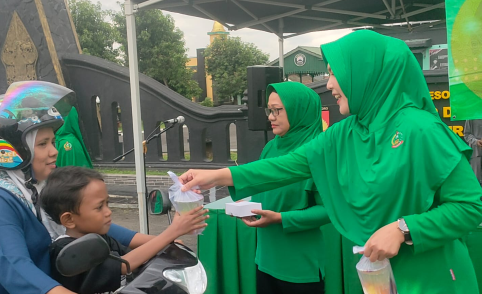 Selain ada tradisi iftar atau buka puasa bersama. Ada juga tradisi berbagi makanan ringan dan minuman untuk takjil buka puasa selama Ramadan