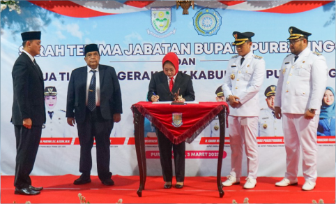 Serah Terima Jabatan (Sertijab) Bupati dan Wakil Bupati Purbalingga dari Dyah Hayuning Pratiwi kepada Fahmi Muhammad Hanif dan Sudono kepada Dimas Prasetyahani berlangsung di Pendopo Dipokusumo, Senin 3 Meret 2025.