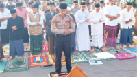 Brigadir Polisi Dua (Bripda) Darell, anggota Samapta Polres Purbalingga, mendapatkan kepercayaan dari Pengurus Ranting Muhammadiyah Kalikabong untuk menjadi imam Salat Idulfitri 1446 Hijriah di kompleks Mapolres Purbalingga, Senin 31 Maret 2025 pagi. Brigadir Polisi Dua (Bripda) Darell, anggota Samapta Polres Purbalingga, mendapatkan kepercayaan dari Pengurus Ranting Muhammadiyah Kalikabong untuk menjadi imam Salat Idulfitri 1446 Hijriah di kompleks Mapolres Purbalingga, Senin 31 Maret 2025 pagi.