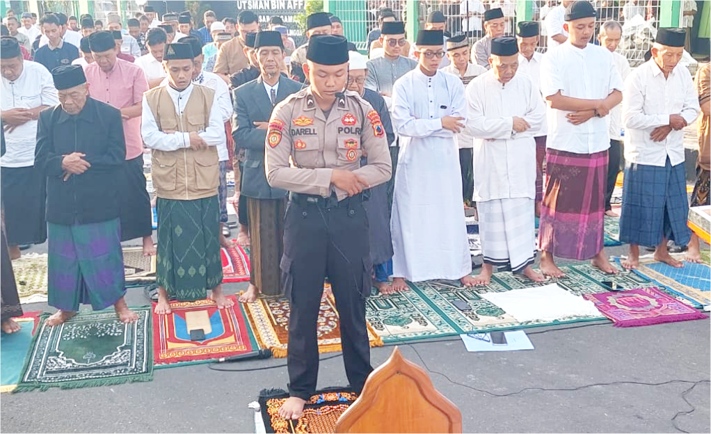 Brigadir Polisi Dua (Bripda) Darell, anggota Samapta Polres Purbalingga, mendapatkan kepercayaan dari Pengurus Ranting Muhammadiyah Kalikabong untuk menjadi imam Salat Idulfitri 1446 Hijriah di kompleks Mapolres Purbalingga, Senin 31 Maret 2025 pagi. Brigadir Polisi Dua (Bripda) Darell, anggota Samapta Polres Purbalingga, mendapatkan kepercayaan dari Pengurus Ranting Muhammadiyah Kalikabong untuk menjadi imam Salat Idulfitri 1446 Hijriah di kompleks Mapolres Purbalingga, Senin 31 Maret 2025 pagi.