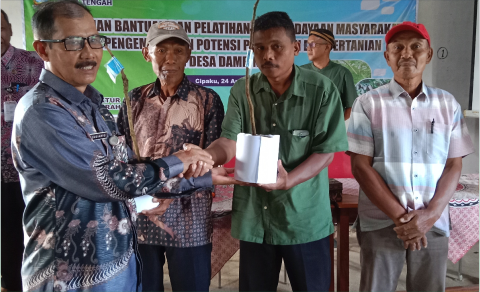 Kepala Biro Infrastruktur dan SDA Bidang Ekonomi dan Pembangunan Sekda Jateng, Eni Lestari menyalurkan sebanyak 4 ribu ekor bibit ikan air tawar dan 200 bibit pohon mangga