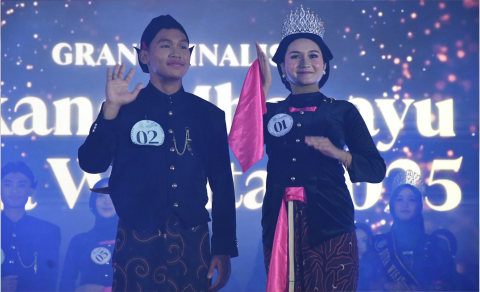 Febrian Kharisma Putra dari SMK Negeri 1 Bojongsari dan Ghaniya Maulida Nurdiana dari SMA Negeri 1 Bobotsari terpilih menjadi Kakang Mbekayu Duta Wisata Purbalingga di Bale Panggih Griyadi Purbasari Pancuranmas, Padamara, Sabtu 26 April 2025. Febrian Kharisma Putra dari SMK Negeri 1 Bojongsari dan Ghaniya Maulida Nurdiana dari SMA Negeri 1 Bobotsari terpilih menjadi Kakang Mbekayu Duta Wisata Purbalingga di Bale Panggih Griyadi Purbasari Pancuranmas, Padamara, Sabtu 26 April 2025.