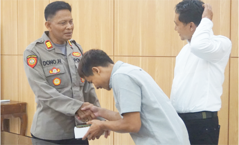 Hadi Suwoyo warga Desa Kedungjati, Kecamatan Bukateja, Kabupaten Purbalingga bersama Kapolsek Bukateja AKP Dono Hendarto dan Kasat Reskrim Polres Purbalingga AKP Siswanto usai menerima HP yang hilang, di Mapolres Purbalingga, Senin 14 April 2025.