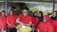 Ketua DPC PDIP Purbalingga HR Bambang Irawan bersama anggota FPDIP DPRD Purbalingga memasak menu makanan, dalam lomba memasak Olahan Pangan Lokal Murah dan Bergizi yang menjadi program DPP PDIP menyambut Hari Kartini tahun 2025, di Rest Area Masjid Ceng Hoo Desa Selaganggeng Kecamatan Mrebet, Minggu 20 April 2025. Ketua DPC PDIP Purbalingga HR Bambang Irawan bersama anggota FPDIP DPRD Purbalingga memasak menu makanan, dalam lomba memasak Olahan Pangan Lokal Murah dan Bergizi yang menjadi program DPP PDIP menyambut Hari Kartini tahun 2025, di Rest Area Masjid Ceng Hoo Desa Selaganggeng Kecamatan Mrebet, Minggu 20 April 2025.