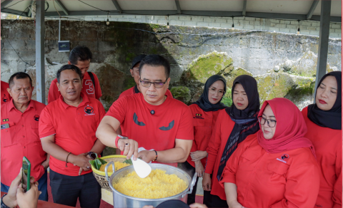 Ketua DPC PDIP Purbalingga HR Bambang Irawan bersama anggota FPDIP DPRD Purbalingga memasak menu makanan, dalam lomba memasak Olahan Pangan Lokal Murah dan Bergizi yang menjadi program DPP PDIP menyambut Hari Kartini tahun 2025, di Rest Area Masjid Ceng Hoo Desa Selaganggeng Kecamatan Mrebet, Minggu 20 April 2025. Ketua DPC PDIP Purbalingga HR Bambang Irawan bersama anggota FPDIP DPRD Purbalingga memasak menu makanan, dalam lomba memasak Olahan Pangan Lokal Murah dan Bergizi yang menjadi program DPP PDIP menyambut Hari Kartini tahun 2025, di Rest Area Masjid Ceng Hoo Desa Selaganggeng Kecamatan Mrebet, Minggu 20 April 2025.