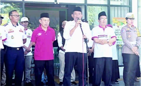 Asisten 1 Sekda Purbalingga, Suroto memberangkatkan 150 warga Kabupaten Purbalingga dalam program Balik Ngode Jakarta Gratis Kantor Kementerian Agama (Kankemenag) Purbalingga, Senin 7 April 2025. Asisten 1 Sekda Purbalingga, Suroto memberangkatkan 150 warga Kabupaten Purbalingga dalam program Balik Ngode Jakarta Gratis Kantor Kementerian Agama (Kankemenag) Purbalingga, Senin 7 April 2025.