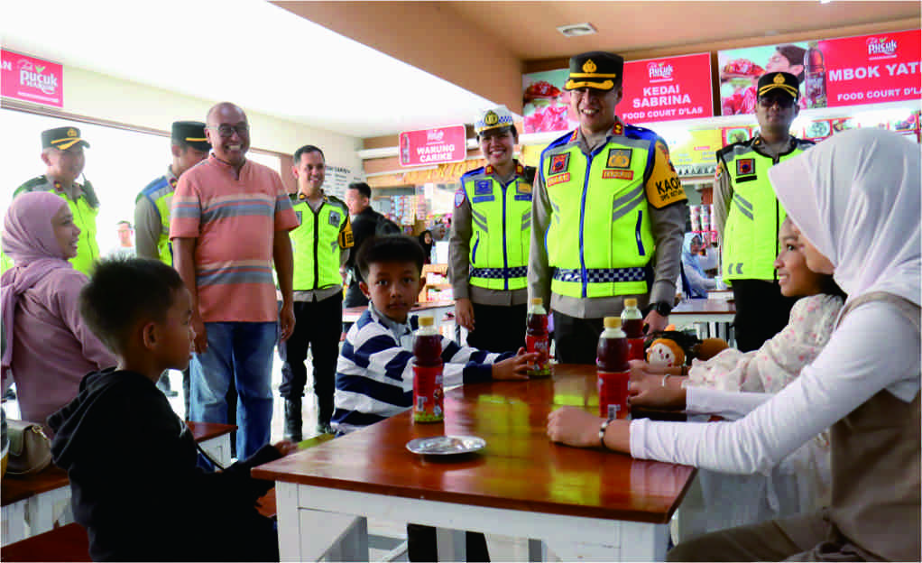 Kapolres Purbalingga AKBP Achmad Akbar menyapa wisatawan yang sedang berlibur lebaran di sejumlah objek wisata. Kapolres Purbalingga AKBP Achmad Akbar menyapa wisatawan yang sedang berlibur lebaran di sejumlah objek wisata.