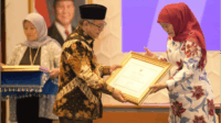 Menteri Pendidikan Dasar dan Menengah (Mendikdasmen), Abdul Mu’ti usai meluncurkan Peraturan Menteri Pendidikan Dasar dan Menengah (Permendikdasmen) Nomor 2 Tahun 2025, di Plaza Insan Pendidikan Berprestasi, Gedung A, Kantor Kemendikdasmen, Jumat 25 April 2025. Menteri Pendidikan Dasar dan Menengah (Mendikdasmen), Abdul Mu’ti usai meluncurkan Peraturan Menteri Pendidikan Dasar dan Menengah (Permendikdasmen) Nomor 2 Tahun 2025, di Plaza Insan Pendidikan Berprestasi, Gedung A, Kantor Kemendikdasmen, Jumat 25 April 2025.