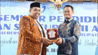 Ketua DPD AGPAII Purbalingga, Priyanto (sebelah kiri) bersama Bupati Purbalingga, Fahmi Muhammad Hanif saat pembukaan Seminar Pendidikan Nasional dan Silaturahmi Akbar, di Pendopo Dipokusumo, Sabtu 26 April 2025.