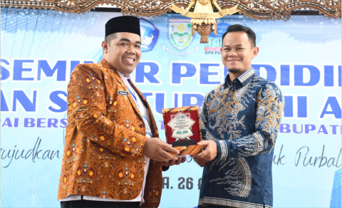 Ketua DPD AGPAII Purbalingga, Priyanto (sebelah kiri) bersama Bupati Purbalingga, Fahmi Muhammad Hanif saat pembukaan Seminar Pendidikan Nasional dan Silaturahmi Akbar, di Pendopo Dipokusumo, Sabtu 26 April 2025.