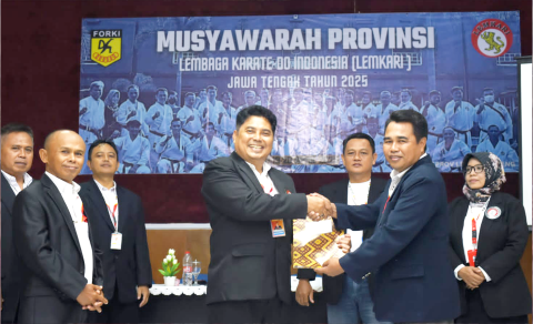 Kompol Willy Budiyanto (berdiri sebelah kiri) terpilih kembali secara aklamasi sebagai Ketua Pengurus Povinsi Lembaga Karate Indonesia (Pengprov Lemkari) Jawa Tengah dalam Musyawarah Provinsi (Musprov) Lemkari 2025, di Hotel Benteng Van Der Wijck, Gombong, Kebumen