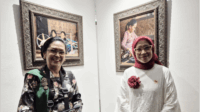 Martina Henny Purwantini (kiri) di depan 2 karya foto Belajar Memintal dan Wanita Baduy bersama Menteri Pendayagunaan Aparatur Negara dan Reformasi Birokrasi Republik Indonesia (PAN-RB) Rini Widyantini usai opening ceremony pameran Heritage Photography bertajuk 'Kartini Masa Kini', Sabtu, 19 April 2025. Martina Henny Purwantini (kiri) di depan 2 karya foto Belajar Memintal dan Wanita Baduy bersama Menteri Pendayagunaan Aparatur Negara dan Reformasi Birokrasi Republik Indonesia (PAN-RB) Rini Widyantini usai opening ceremony pameran Heritage Photography bertajuk 'Kartini Masa Kini', Sabtu, 19 April 2025.