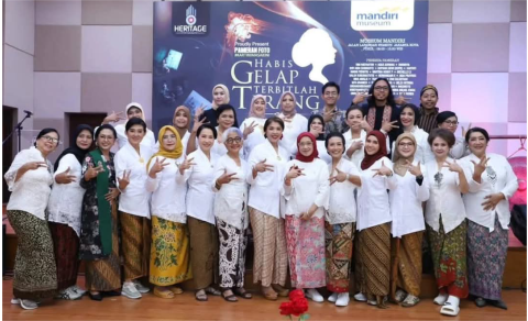 Martina Henny Purwantini bersama Menteri Pendayagunaan Aparatur Negara dan Reformasi Birokrasi Republik Indonesia (PAN-RB) Rini Widyantini dan fotografer perempuan Indonesia usai opening ceremony pameran Heritage Photography bertajuk 'Kartini Masa Kini', Sabtu, 19 April 2025.