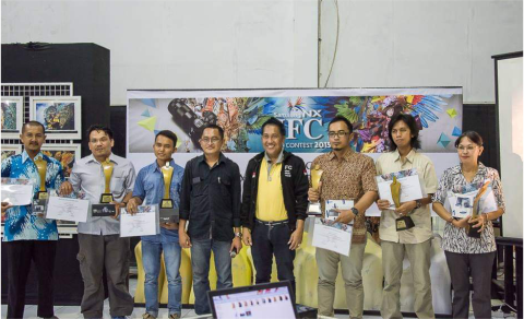 Martina Henny Purwantini saat menerima penghargaan juara 3 Jember Fashion Carnaval (JFC) Foto Contest 2015. Sumber Foto: Martina Henny Purwantini.