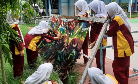 Batik Ecotik ini sebuah karya tangan yang tidak hanya indah secara visual, tetapi juga mengandung filosofi tentang keseimbangan antara ekologi, etnik, dan keunikan artistik.