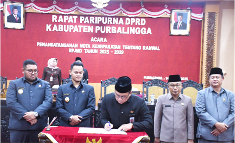 Ketua DPRD HR Bambang Irawan menandatangani nota kesepakatan Ranwal RPJMD Tahun 2025–2029. Ketua DPRD HR Bambang Irawan menandatangani nota kesepakatan Ranwal RPJMD Tahun 2025–2029.
