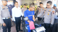Kapolres Purbalingga, AKBP Achmad Akbar saat konferensi pers begal sepeda motor di Desa Brobot bersama Wakapolres Kompol Agus Amjat dan Kasat Reskrim AKP Siswanto di Mapolres Purbalingga, Selasa 22 April 2025. Kapolres Purbalingga, AKBP Achmad Akbar saat konferensi pers begal sepeda motor di Desa Brobot bersama Wakapolres Kompol Agus Amjat dan Kasat Reskrim AKP Siswanto di Mapolres Purbalingga, Selasa 22 April 2025.