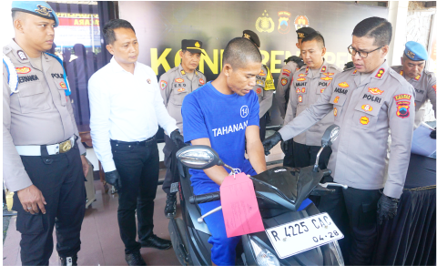 Kapolres Purbalingga, AKBP Achmad Akbar saat konferensi pers begal sepeda motor di Desa Brobot bersama Wakapolres Kompol Agus Amjat dan Kasat Reskrim AKP Siswanto di Mapolres Purbalingga, Selasa 22 April 2025. Kapolres Purbalingga, AKBP Achmad Akbar saat konferensi pers begal sepeda motor di Desa Brobot bersama Wakapolres Kompol Agus Amjat dan Kasat Reskrim AKP Siswanto di Mapolres Purbalingga, Selasa 22 April 2025.