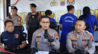 Kapolres Purbalingga AKBP Achmad Akbar Bersama Wakapolres Kompol Agus Amjat, Kasat Reskrim AKP Siswanto dan Kasi Humas AKP Setyo Hadi saat konferensi pers oknum anggota ormas kasus pemerasan pedagang minuman beralkohol, di Mapolres Purbalingga, Selasa 29 April 2025 sore. Kapolres Purbalingga AKBP Achmad Akbar Bersama Wakapolres Kompol Agus Amjat, Kasat Reskrim AKP Siswanto dan Kasi Humas AKP Setyo Hadi saat konferensi pers oknum anggota ormas kasus pemerasan pedagang minuman beralkohol, di Mapolres Purbalingga, Selasa 29 April 2025 sore.