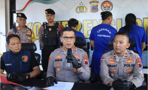 Kapolres Purbalingga AKBP Achmad Akbar Bersama Wakapolres Kompol Agus Amjat, Kasat Reskrim AKP Siswanto dan Kasi Humas AKP Setyo Hadi saat konferensi pers oknum anggota ormas kasus pemerasan pedagang minuman beralkohol, di Mapolres Purbalingga, Selasa 29 April 2025 sore. Kapolres Purbalingga AKBP Achmad Akbar Bersama Wakapolres Kompol Agus Amjat, Kasat Reskrim AKP Siswanto dan Kasi Humas AKP Setyo Hadi saat konferensi pers oknum anggota ormas kasus pemerasan pedagang minuman beralkohol, di Mapolres Purbalingga, Selasa 29 April 2025 sore.
