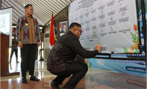 Kabupaten Purbalingga kini mempunyai program Kelola Potensi Keuntungan Desa Mandiri Sampah atau Keping Emas yang menjadi solusi terpadu pengelolaan sampah. Kabupaten Purbalingga kini mempunyai program Kelola Potensi Keuntungan Desa Mandiri Sampah atau Keping Emas yang menjadi solusi terpadu pengelolaan sampah.