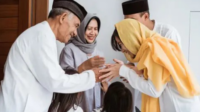 Saling Berkunjung dan Bersalaman Saat Lebaran. Sumber Foto: pinterest.com_freepik