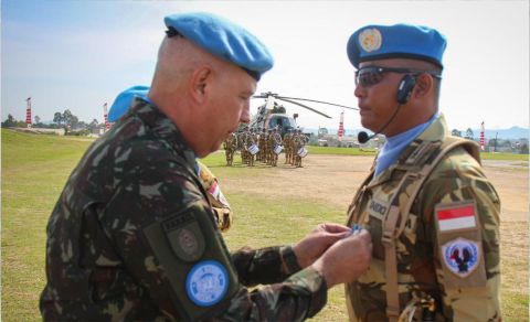 Penyematan medali kehormatan PBB langsung oleh para pejabat tinggi MONUSCO dan otoritas setempat.