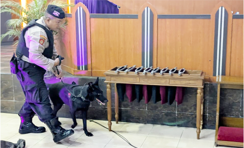 Menjelang peringatan Jumat Agung, Unit Satwa (K9) Satsamapta Polres Purbalingga melakukan sterilisasi di tiga gereja besar di Kabupaten Purbalingga. Kamis 17 April 2025 sore Menjelang peringatan Jumat Agung, Unit Satwa (K9) Satsamapta Polres Purbalingga melakukan sterilisasi di tiga gereja besar di Kabupaten Purbalingga. Kamis 17 April 2025 sore